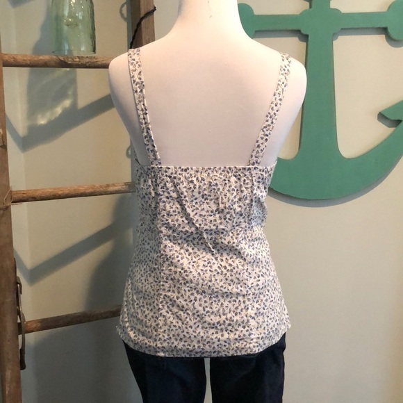 Cute fitted floral print top. - Picture 4 of 5